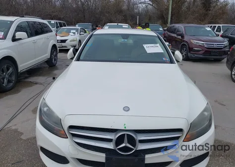 2016 Mercedes-Benz C 300 z USA, uszkodzony, nr VIN 55SWF4JB1GU113983